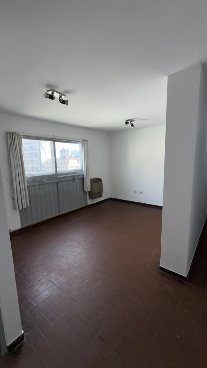 ¡Alquiler sobre Av. Colón! Depto de 1 Dormitorio con Cocina Separada – Excelente Ubicación en Alberdi - Imagen 2