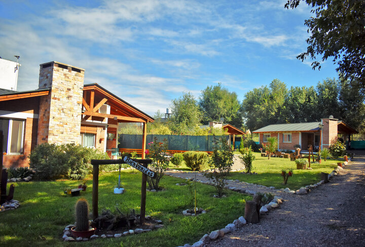 CASA Y 2 CABAÑAS EN VENTA CALAMUCHITA