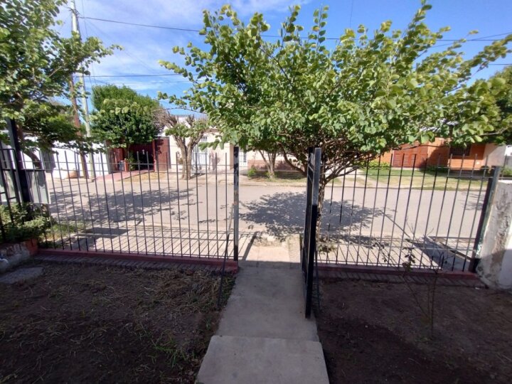 Venta dos Departamentos  mas dos Galpones Barrio: La Madrid