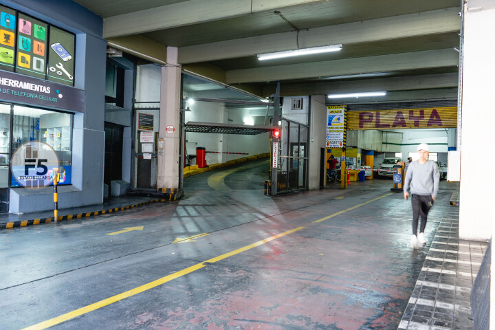 Cochera fija amplia en Santa Rosa al 200 con seguridad 24 hs