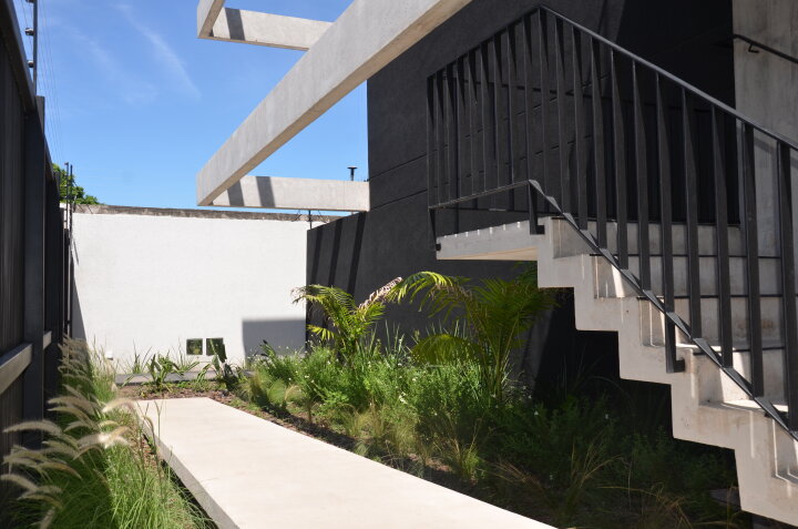 Escalera de acceso a planta alta junto a los canteros