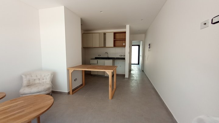 Vista del estar hacia la cocina y el pasillo de la unidad