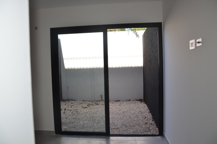 Patio propio de una unidad de planta baja visto desde el interior