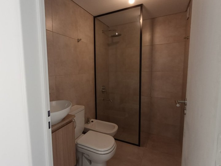 Baño con ducha y mampara de vidrio