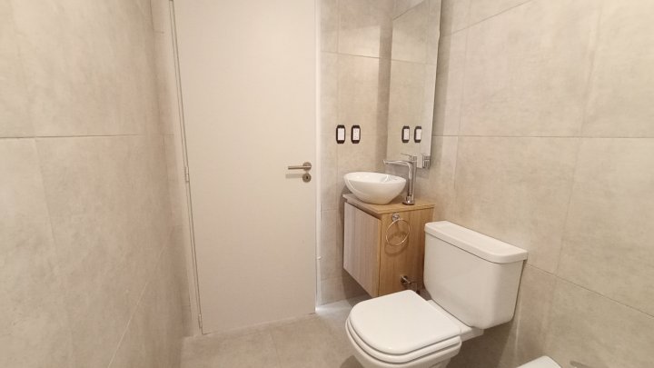 Baño con vanitory e inodoro