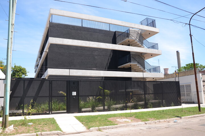 Fachada del Complejo Cattaleya vista desde la vereda