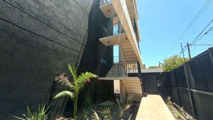 Escaleras exteriores y canteros en el interior del complejo