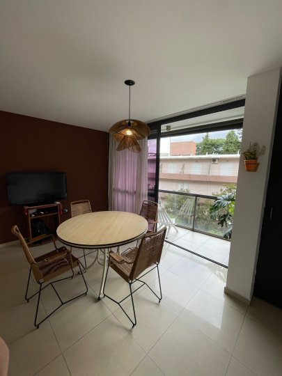 Carlos Paz - Departamento 2 Dormitorios con Balcón, Cochera y Amenities en Pleno Centro