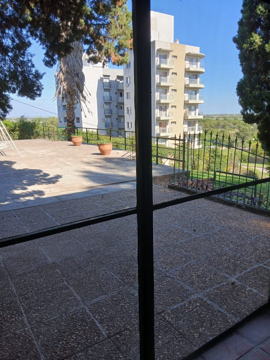 Alquiler - Casa quinta de 3 dormitorios con pileta y quincho en zona costanera - 1