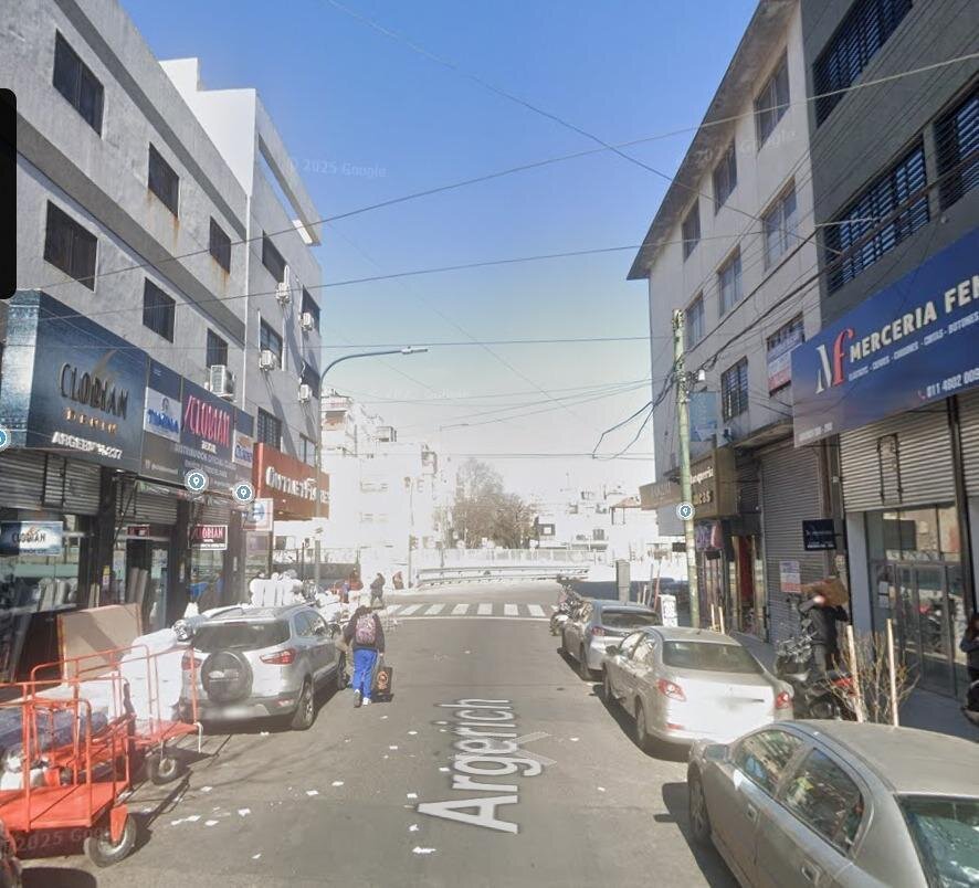 Local PB + Entrepiso + Planta alta - Zona comercial - Flores - 260m²