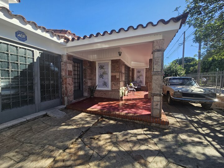 Casa esquina en barrio Rosedal a una cuadra de la r20