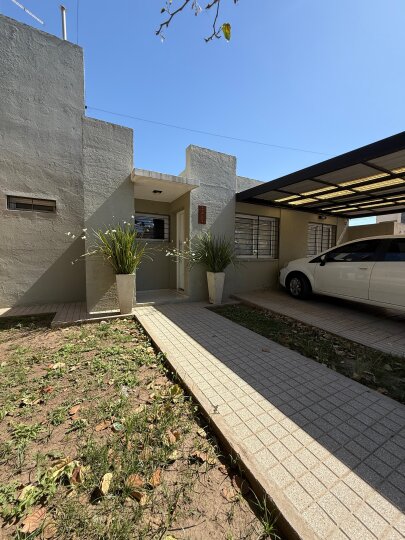 Moderna Casa con Pileta, Baño en Suite y Vestidor en Los Boulevares
