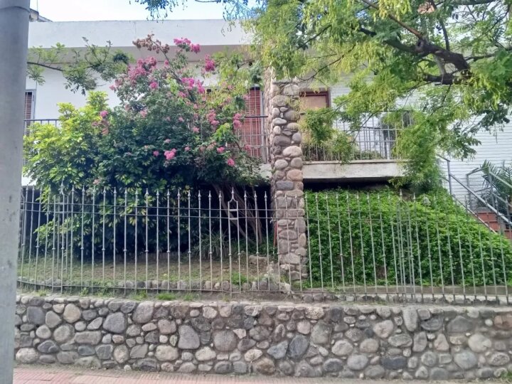 Vendo Casa De Tres Dormitorios Mas 1 De Servicio C/ Baño En B° Parque Chacabuco