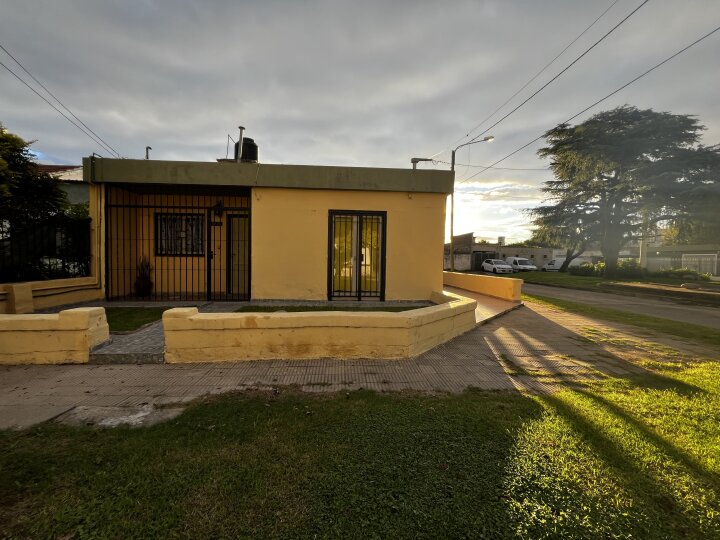 VENDO CASA 2 DORMITORIOS MÁS GALPÓN BARRIO ITUZAINGÓ
