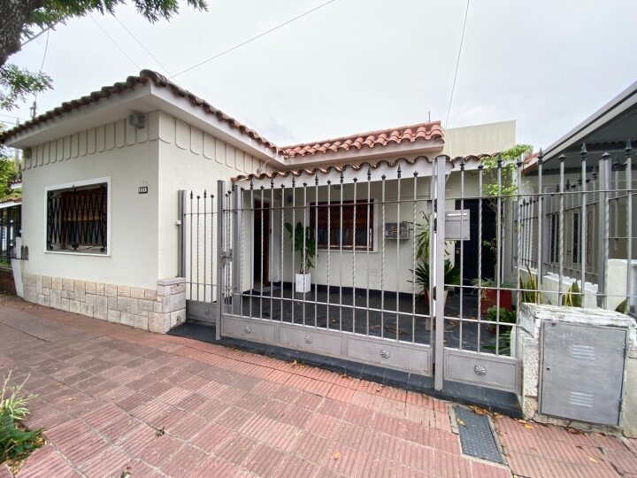 SE VENDE CASA DOS DORMITORIOS EN VILLA CABRERA