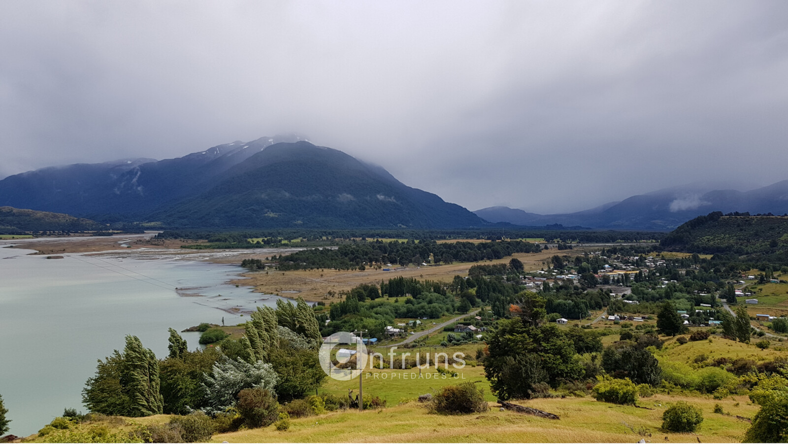 Campo con río y vertientes en la Carretera Austral | Murta 255