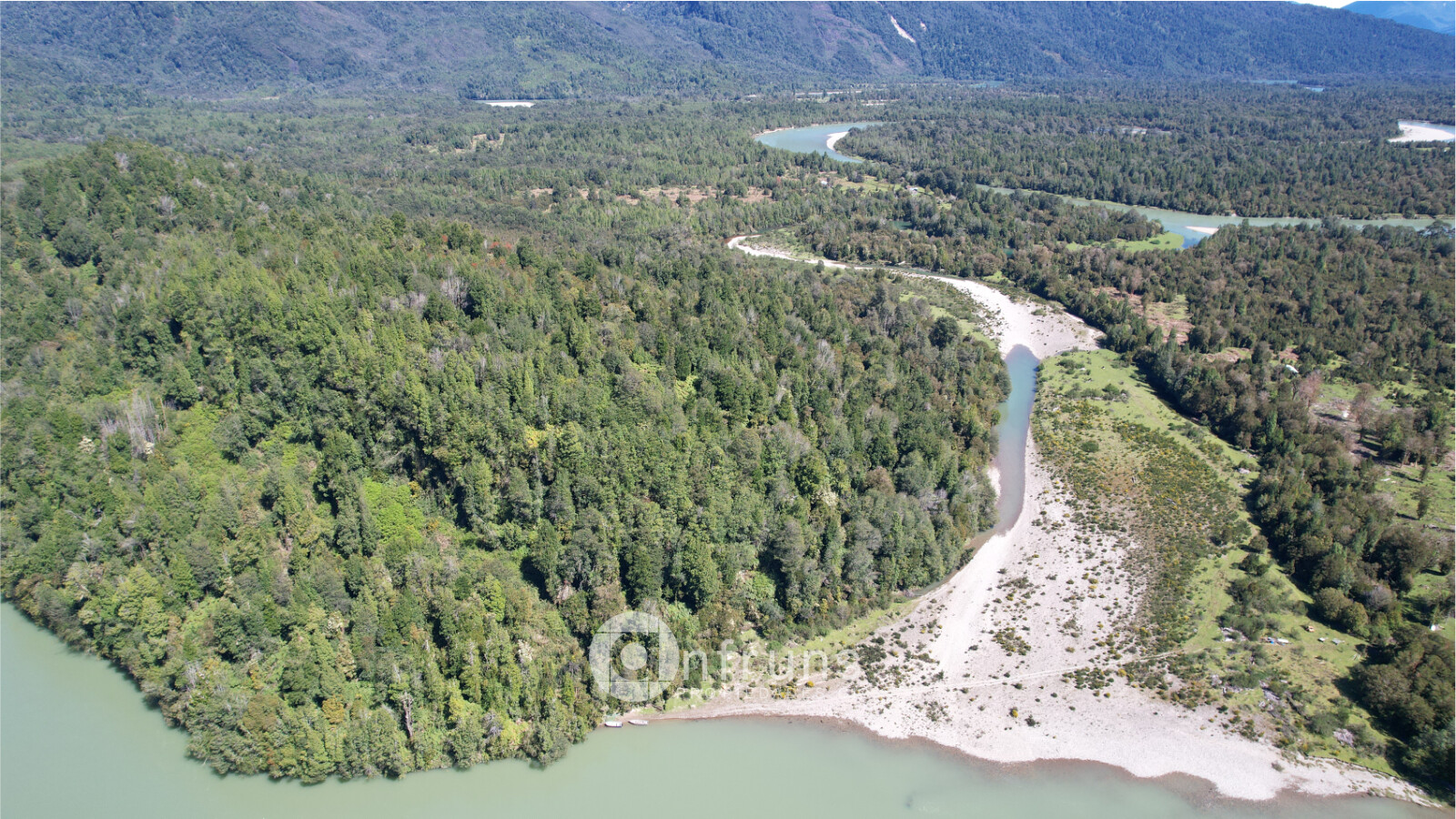 Terreno en Venta en Puerto Cisnes | 15 Dormitorios | 15 Baños | 830000 m² | UF 5.500 - 9