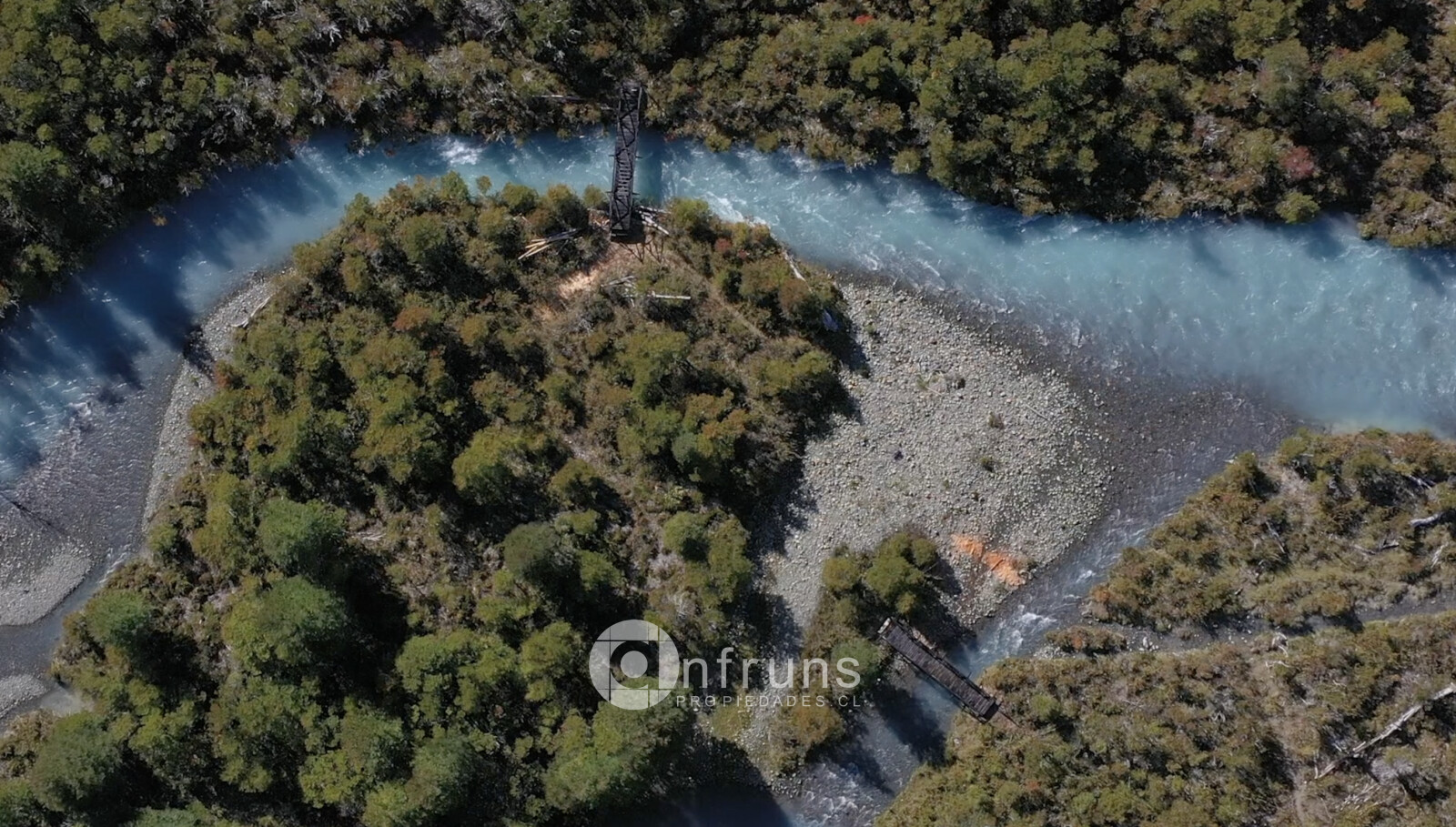 Campo con río glaciar y acceso a Valle Leones | Valle Leones