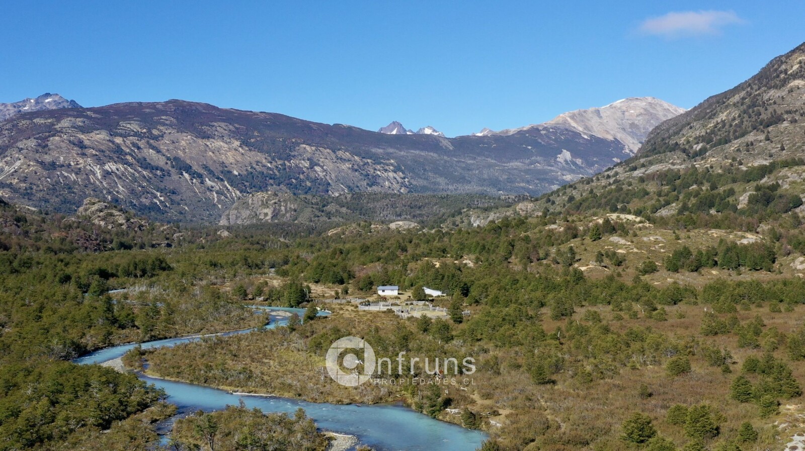 Campo en Venta en Lago General Carrera | 15 Dormitorios | 15 Baños | 2500000 m² | UF 7.928 - 6