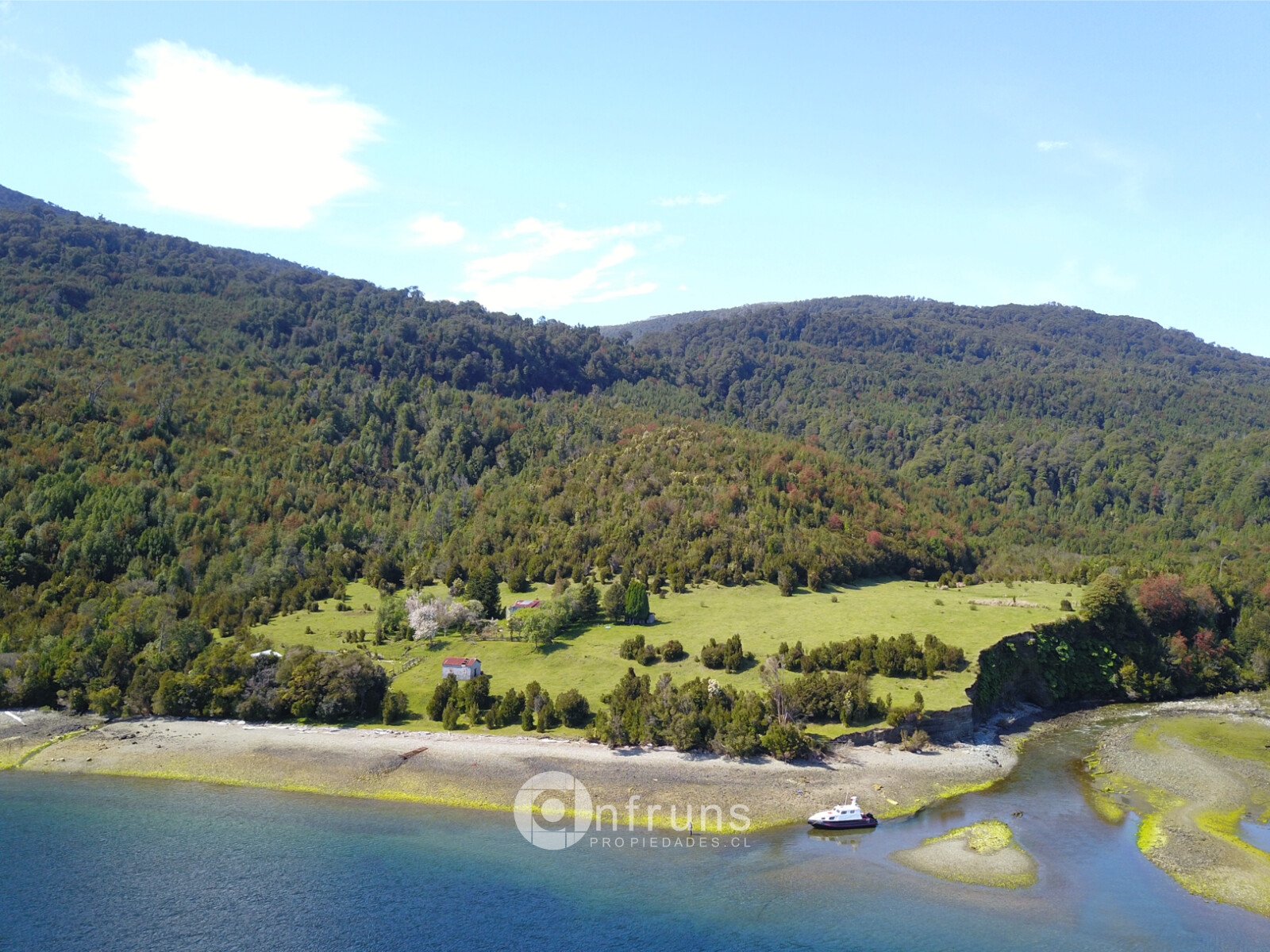 Terreno en Venta en Puerto Cisnes | 15 Dormitorios | 15 Baños | 2950000 m² | UF 12.000 - 4