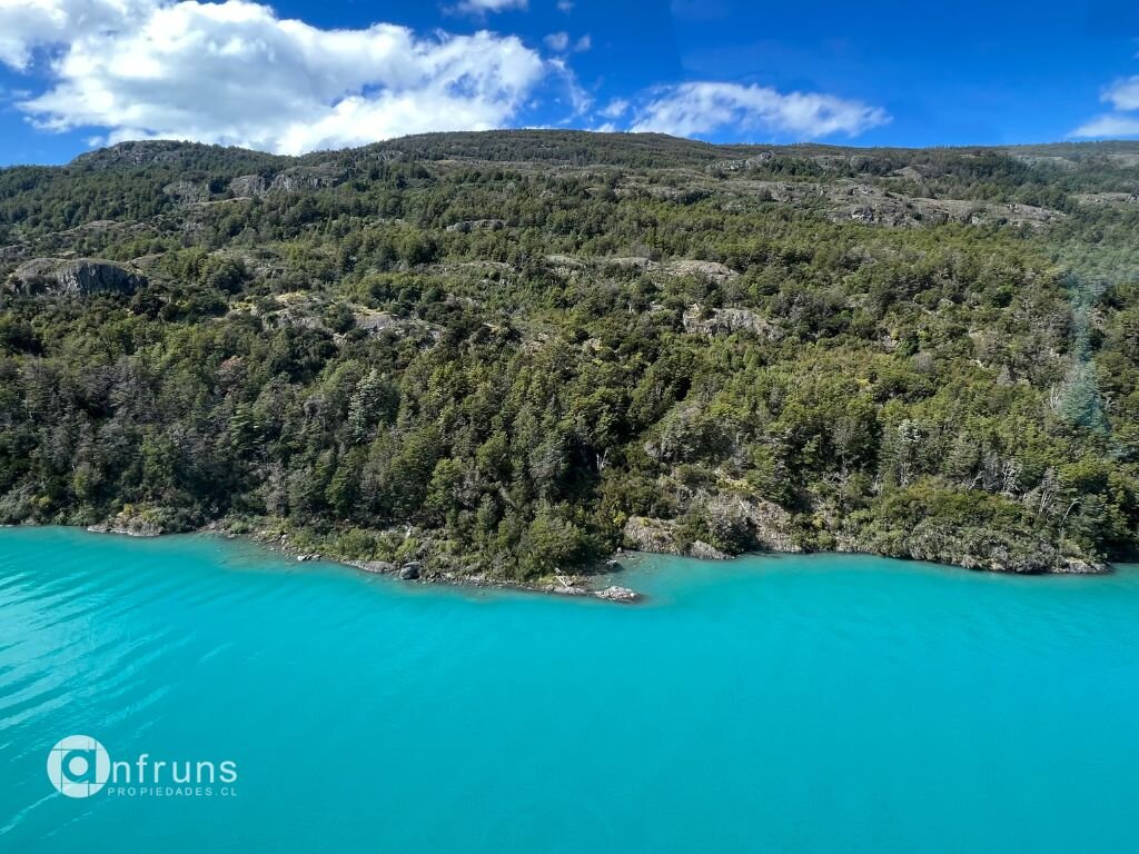 Shoreline of Lago Bertrand with clear water and sandy beach