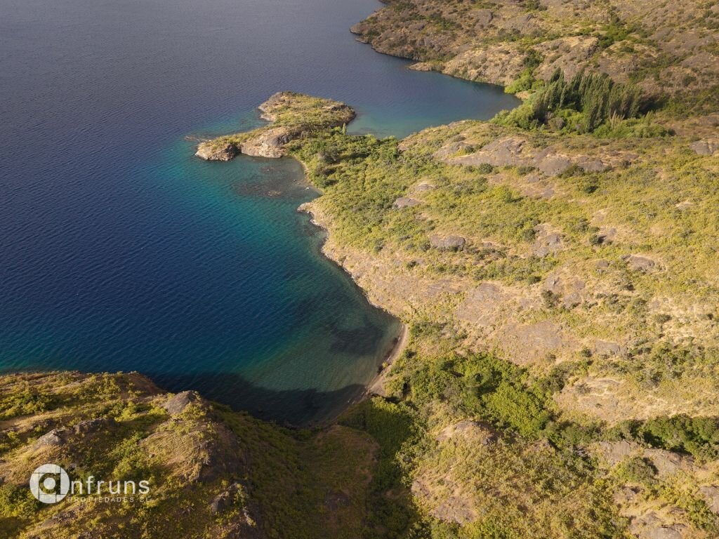 Fundo de 850 Hectareas con Bahias Privadas en Lago Cochrane