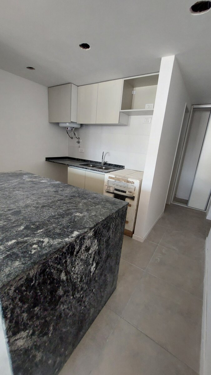VENTA UN DORMITORIO .A UNA CUADRA DE AV. PELLEGRINI - 1
