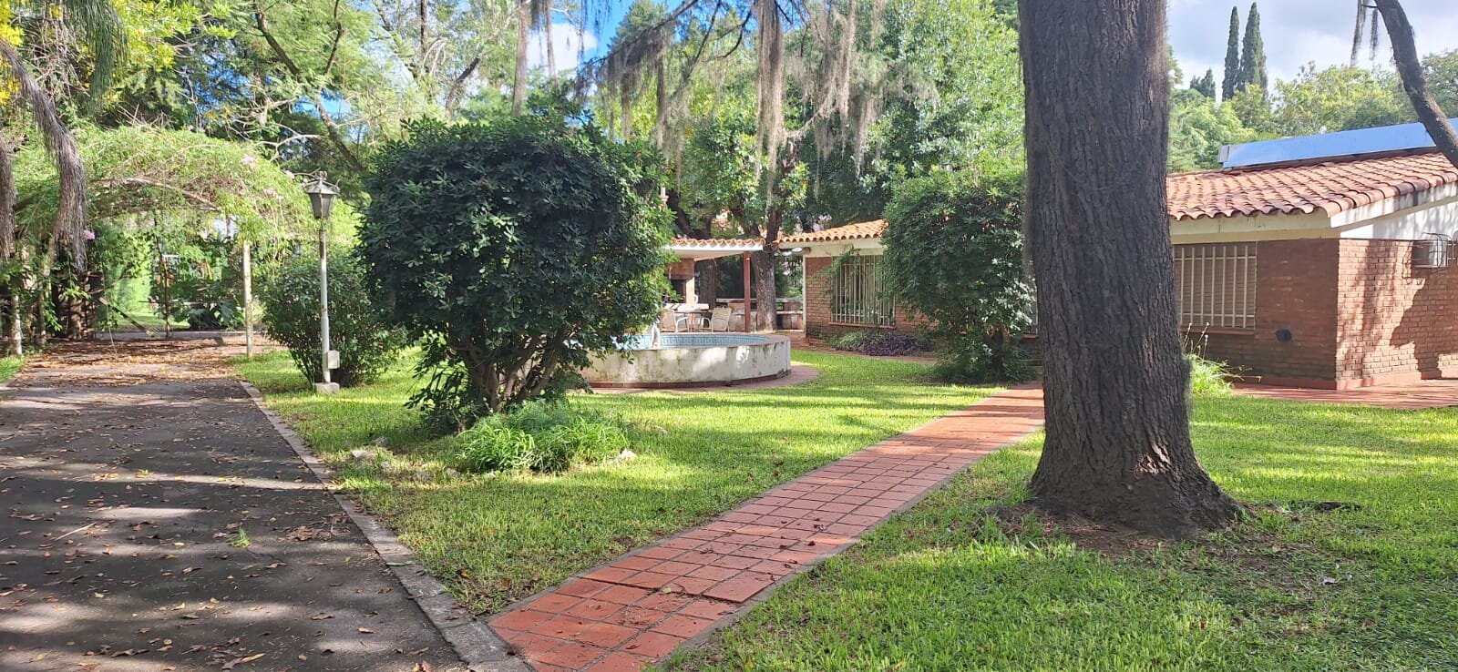 Oportunidad en Funes — Amplio terreno con casa a reciclar - 2