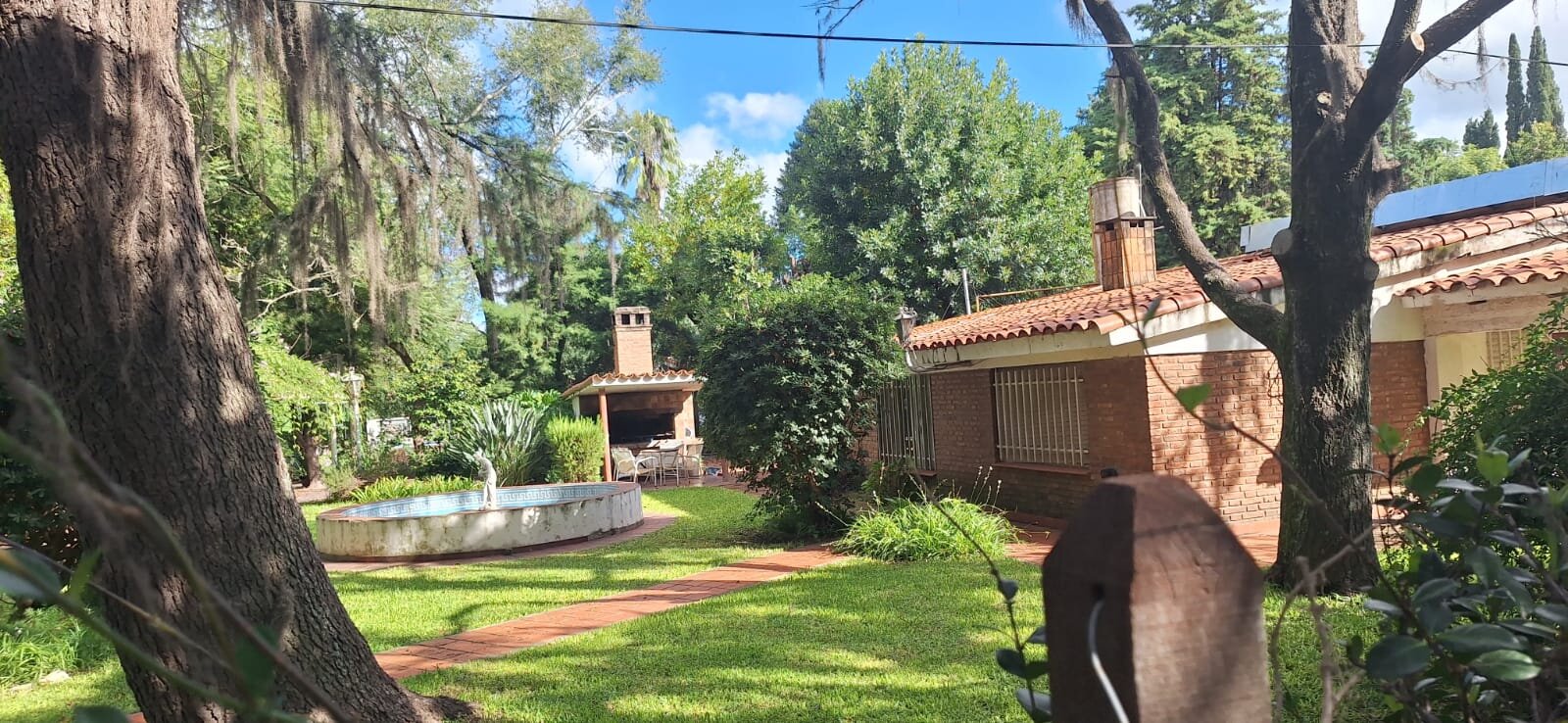 Oportunidad en Funes — Amplio terreno con casa a reciclar - 1