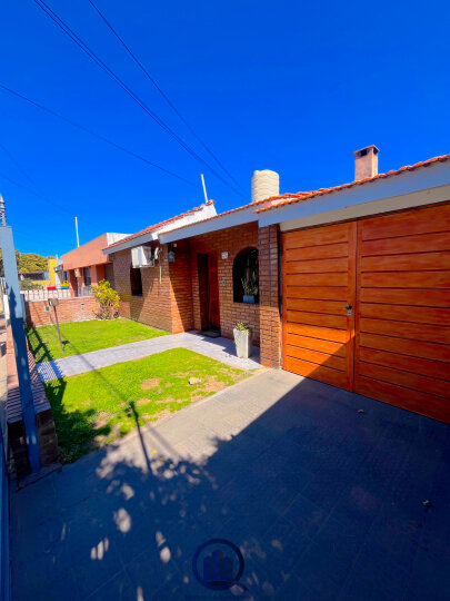 VENTA CASA DE 3 DORMITORIOS+DPTO EN B° LOS GIGANTES