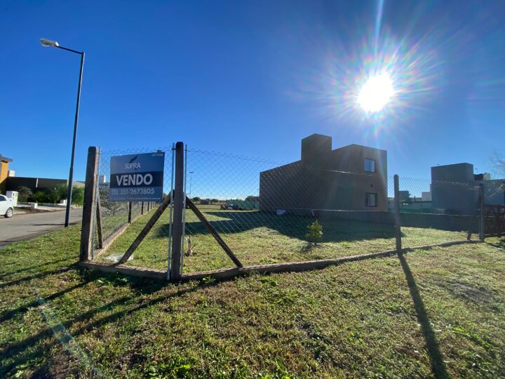 VENDO LOTE ESQUINA EN DOCTA BOULEVARD