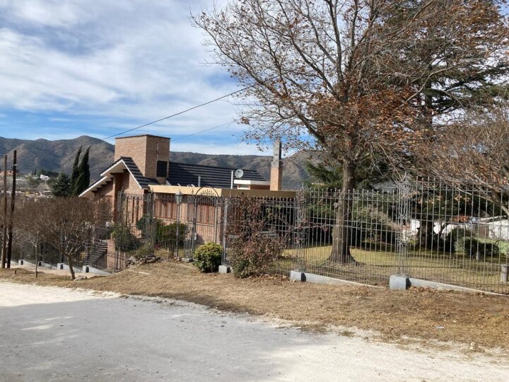 SE VENDE CASA DE CATEGORIA CON VISTA PANORAMICA A  VILLA CARLOS PAZ