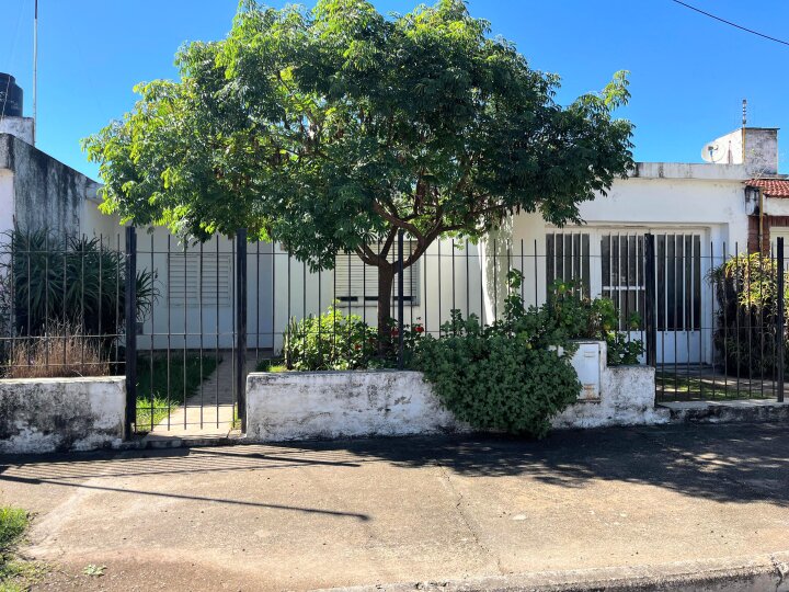 VENDO CASA OPORTUNIDAD BARRIO ITUZAINGÓ