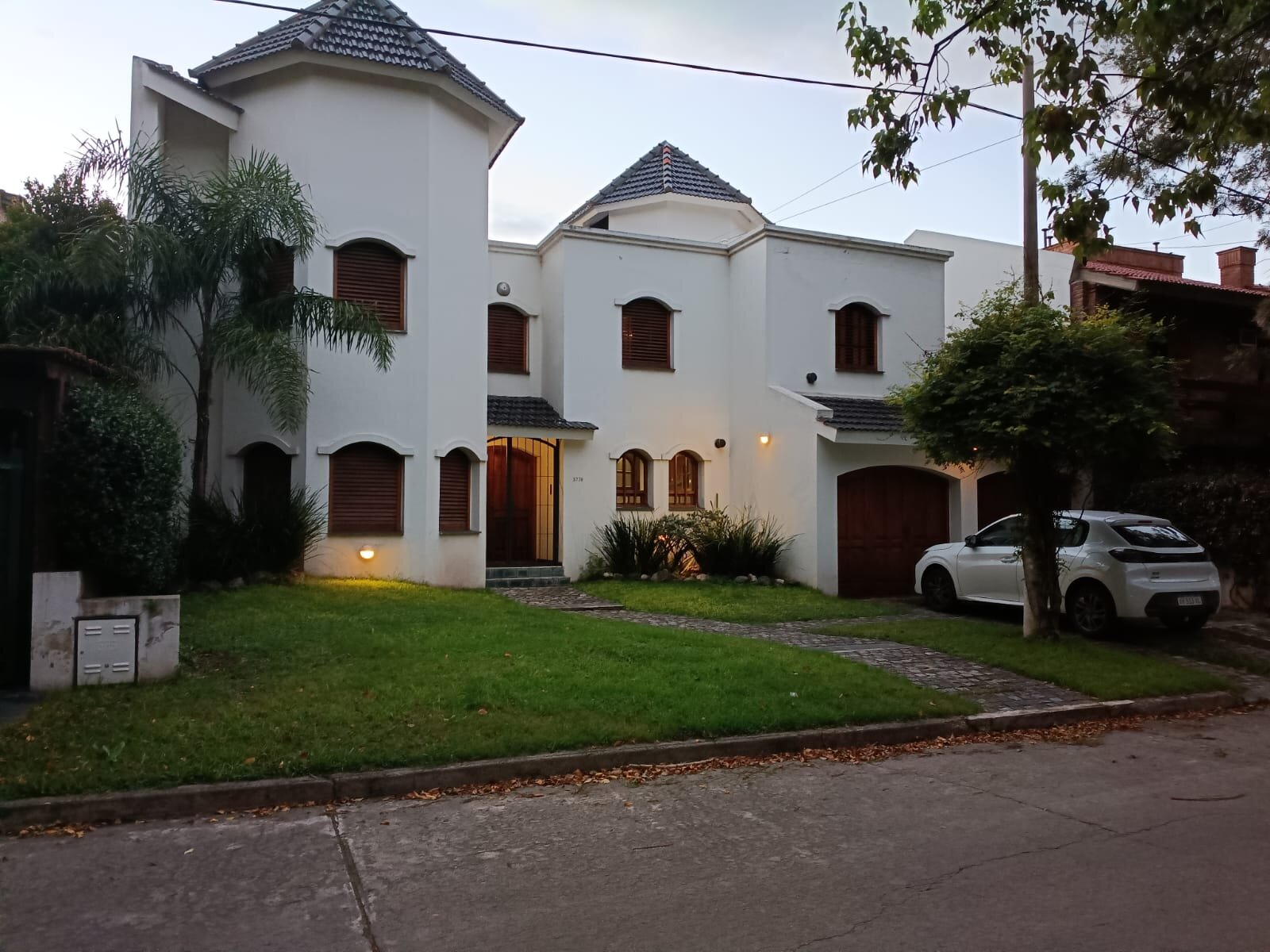 CASA DE CATEGORIA EN ZONA SUR - Imagen 2