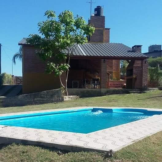 VENTA  CASA  EN LAS  SIERRAS DE CORDOBA PARQUE SIQUIMAN  2 DORM 1BAÑO C/PILETA DOL 95.000