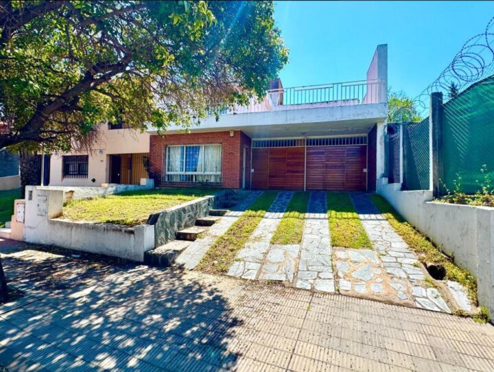 Casa 3 Dorm. en Venta B° Parque Chacabuco Escritura Apto Credito Cochera Doble Patio Terraza