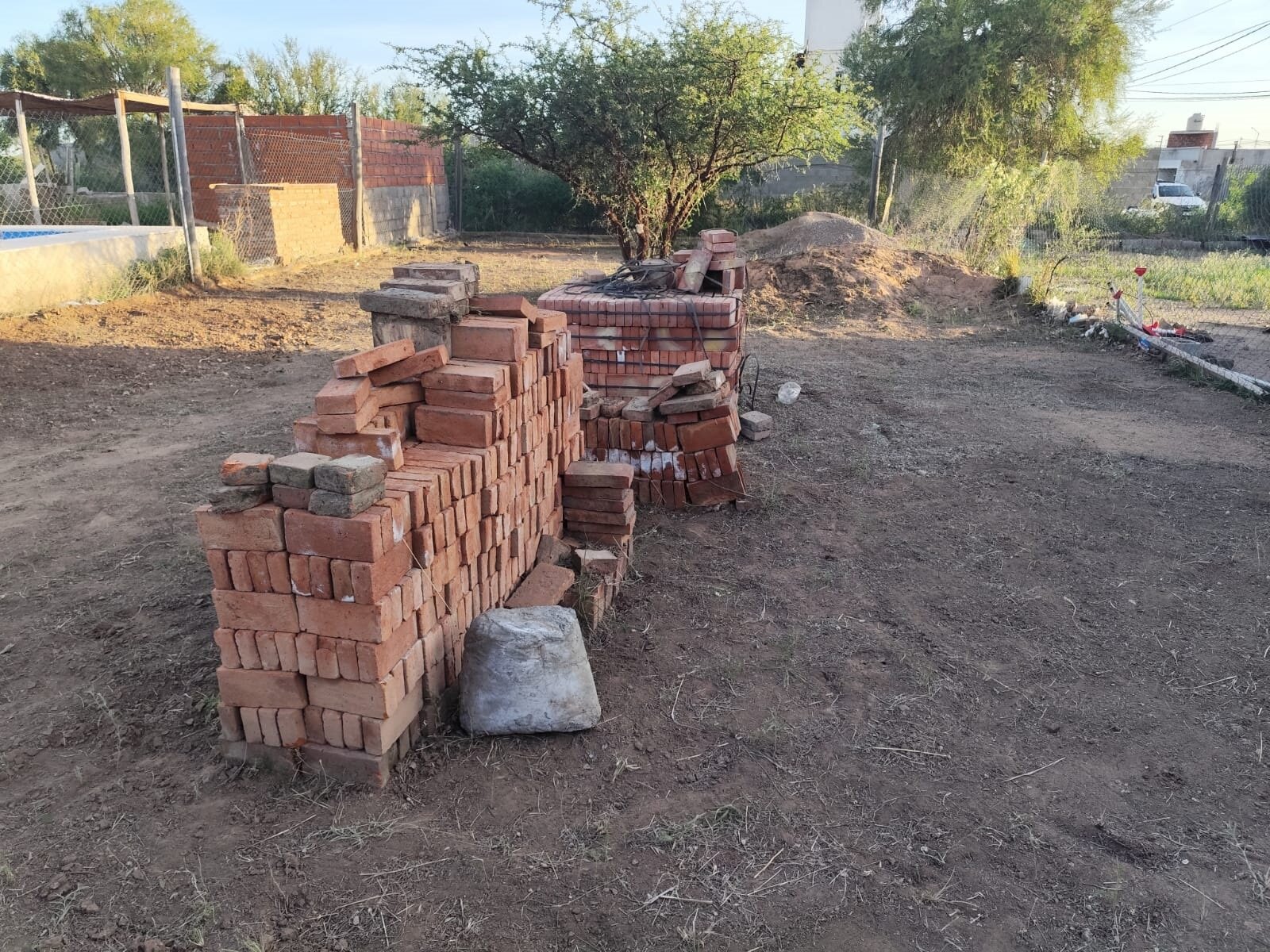 VENDO LOTE CON CONSTRUCCION- BARRANCAS COLORADAS S.LUIS - 4