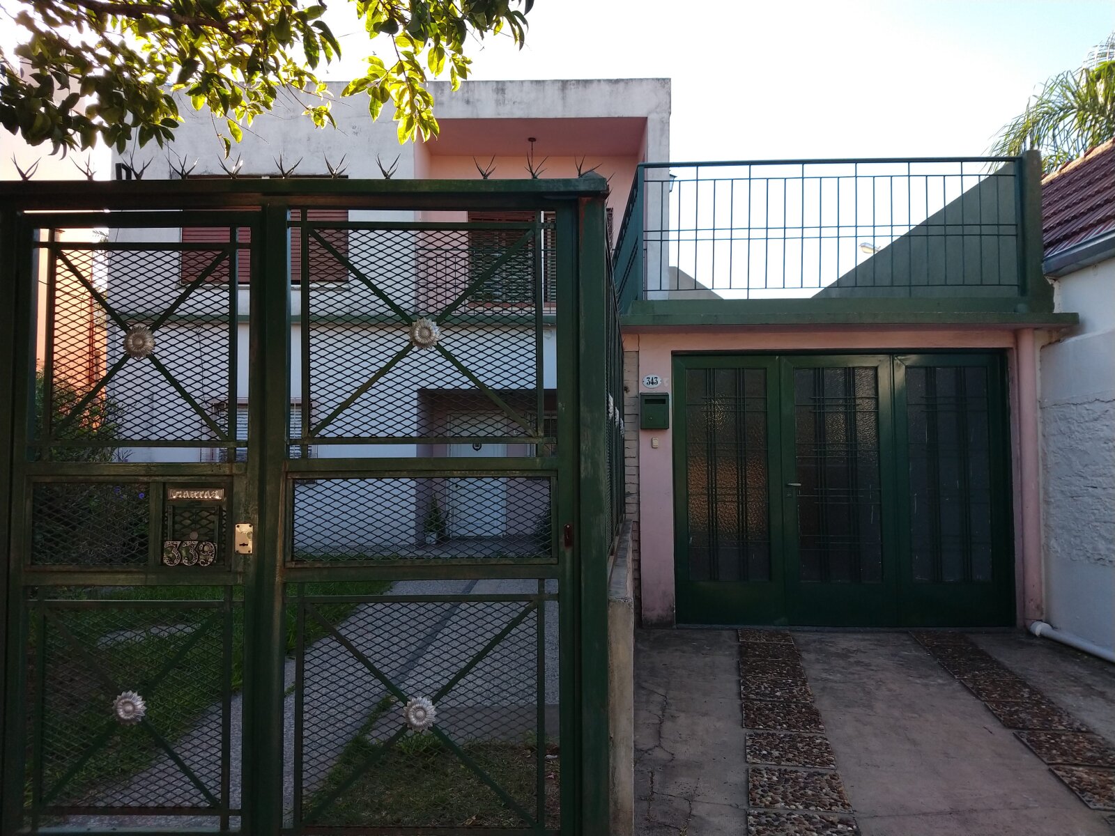 Venta PH tipo casa con garaje y patio en Morón - 2