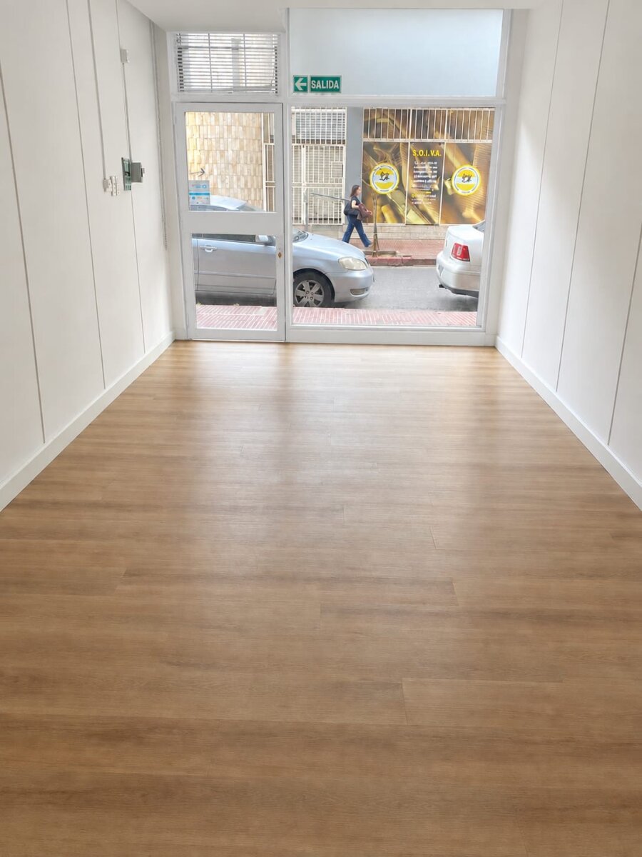 Local comercial al frente con piso flotante. Dean Funes 377. Centro - Imagen 2