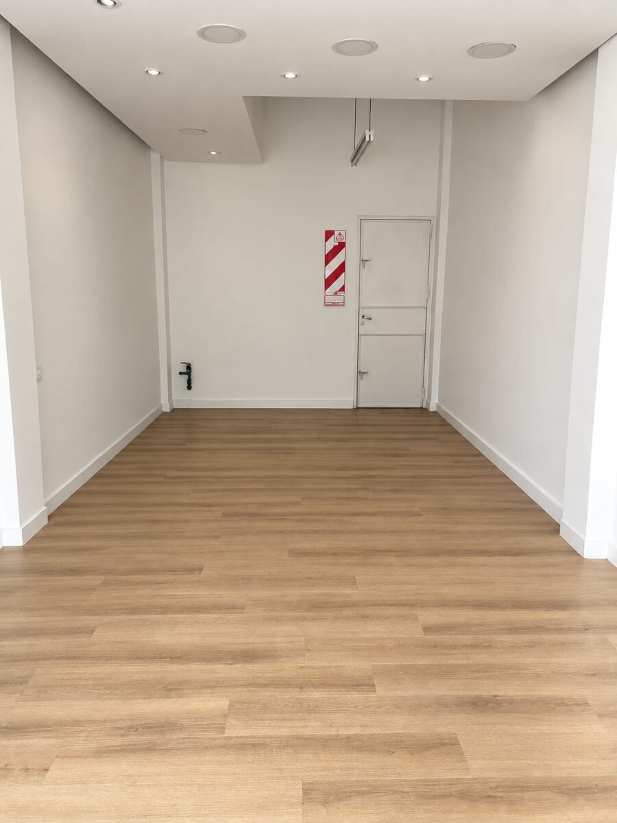 Local comercial al frente con piso flotante. Dean Funes 377. Centro