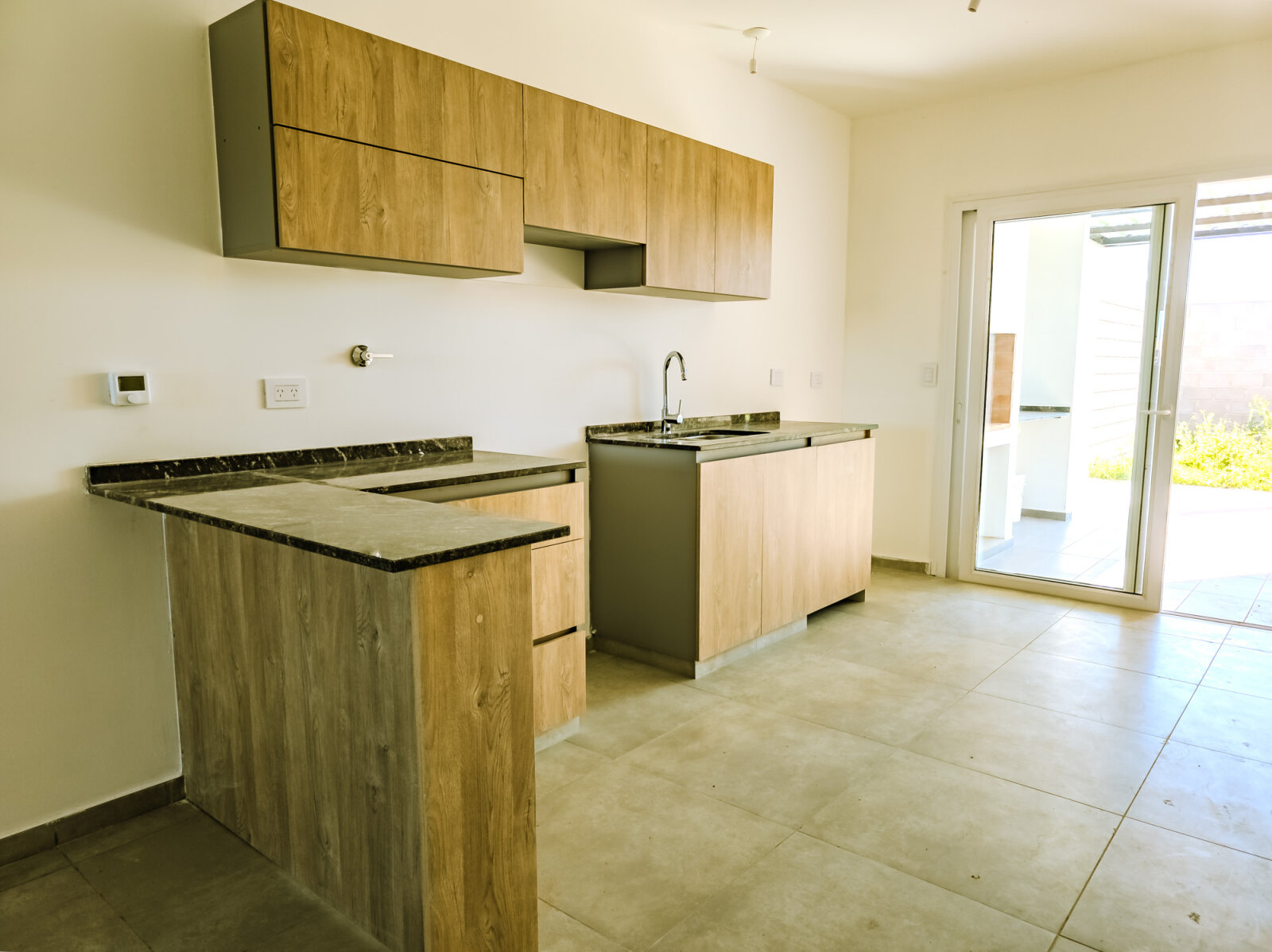 Duplex A Estrenar de 2 dormitorios con calefaccion central, cochera y asador. Docta Avenida — foto 6