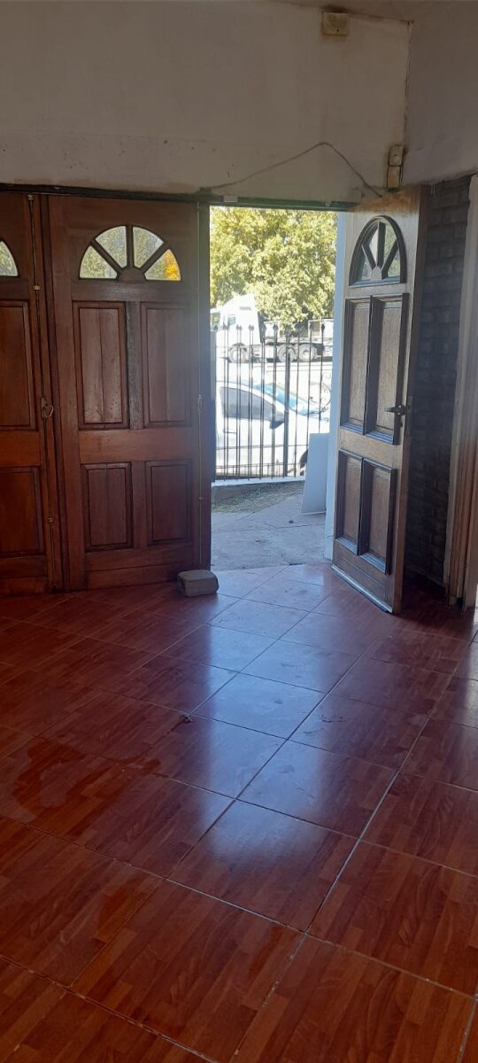 Casa esquina 1 dormitorios con patio y cochera – Av. Armada Argentina - 23