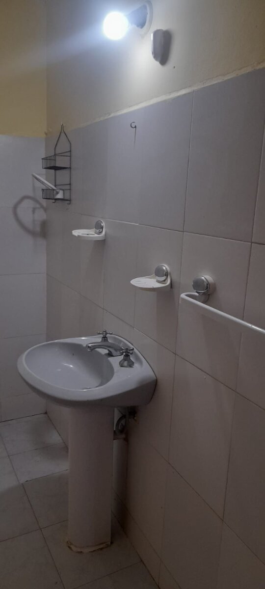 Casa esquina 1 dormitorios con patio y cochera – Av. Armada Argentina - 17