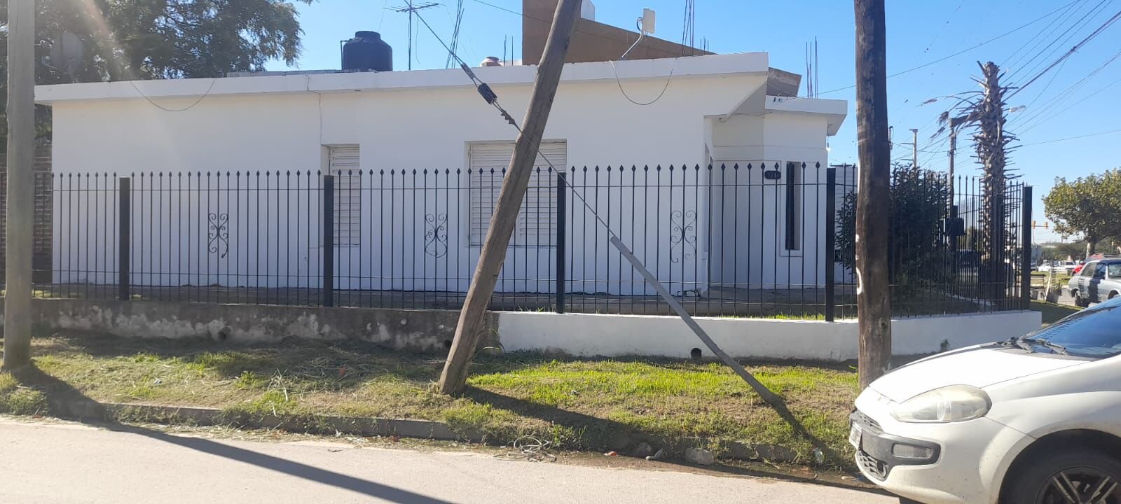 Casa esquina 1 dormitorios con patio y cochera – Av. Armada Argentina - 3