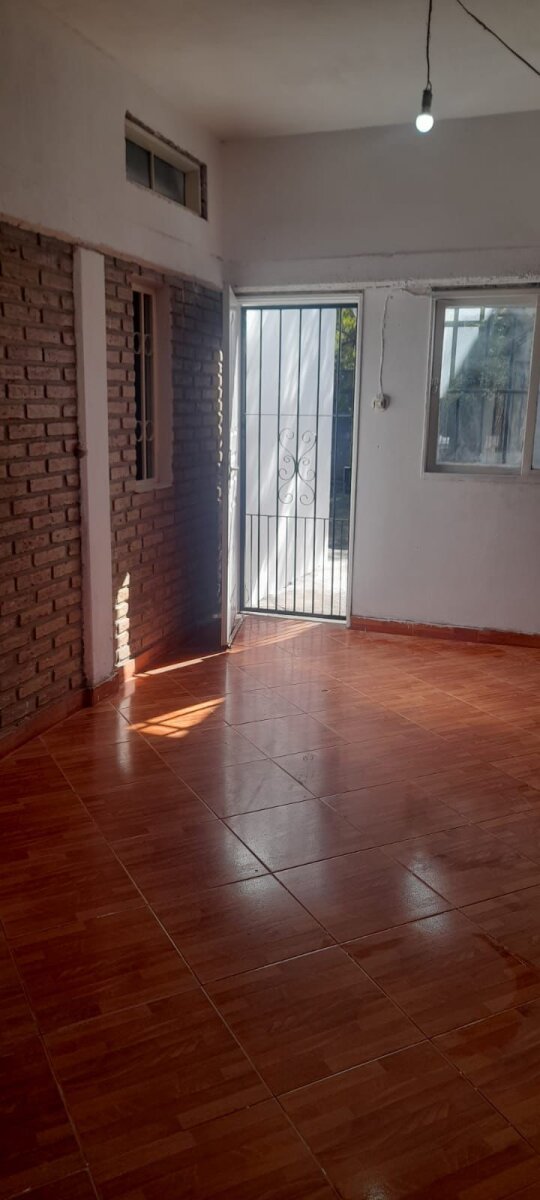 Casa esquina 1 dormitorios con patio y cochera – Av. Armada Argentina - 22
