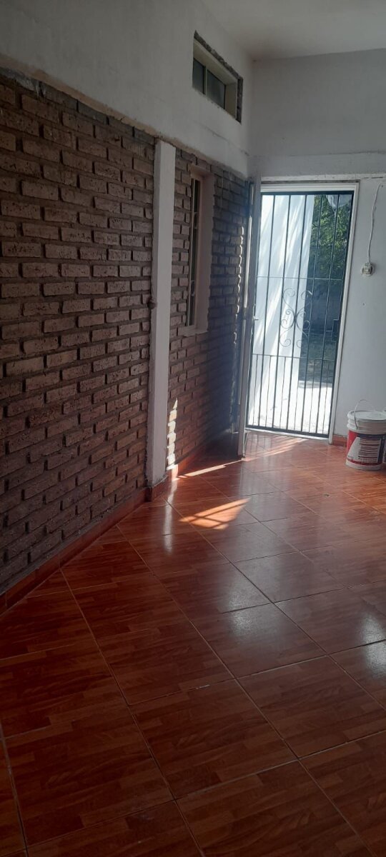 Casa esquina 1 dormitorios con patio y cochera – Av. Armada Argentina - 27