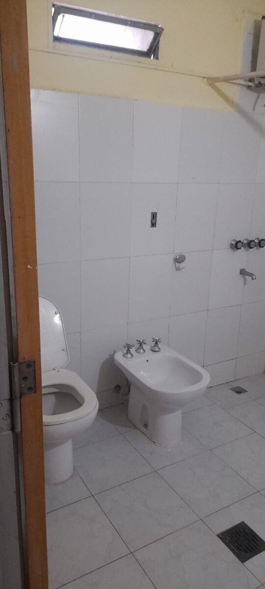 Casa esquina 1 dormitorios con patio y cochera – Av. Armada Argentina - 16