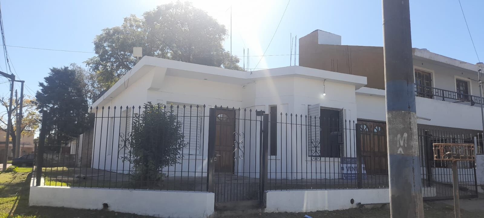 Casa esquina 1 dormitorios con patio y cochera – Av. Armada Argentina - 1