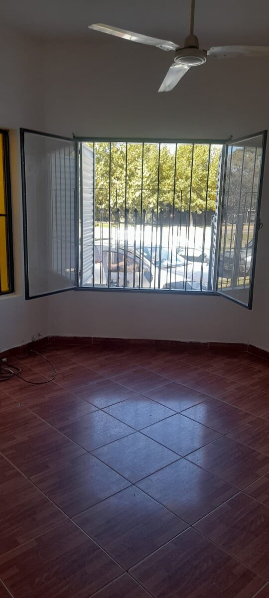 Casa esquina 1 dormitorios con patio y cochera – Av. Armada Argentina - 21