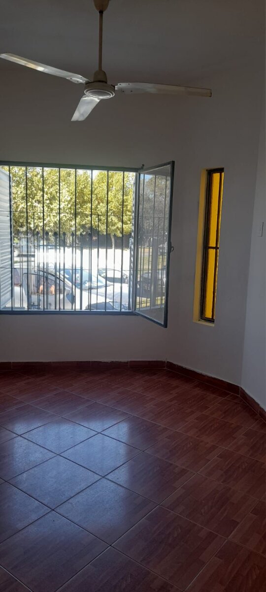 Casa esquina 1 dormitorios con patio y cochera – Av. Armada Argentina - 18